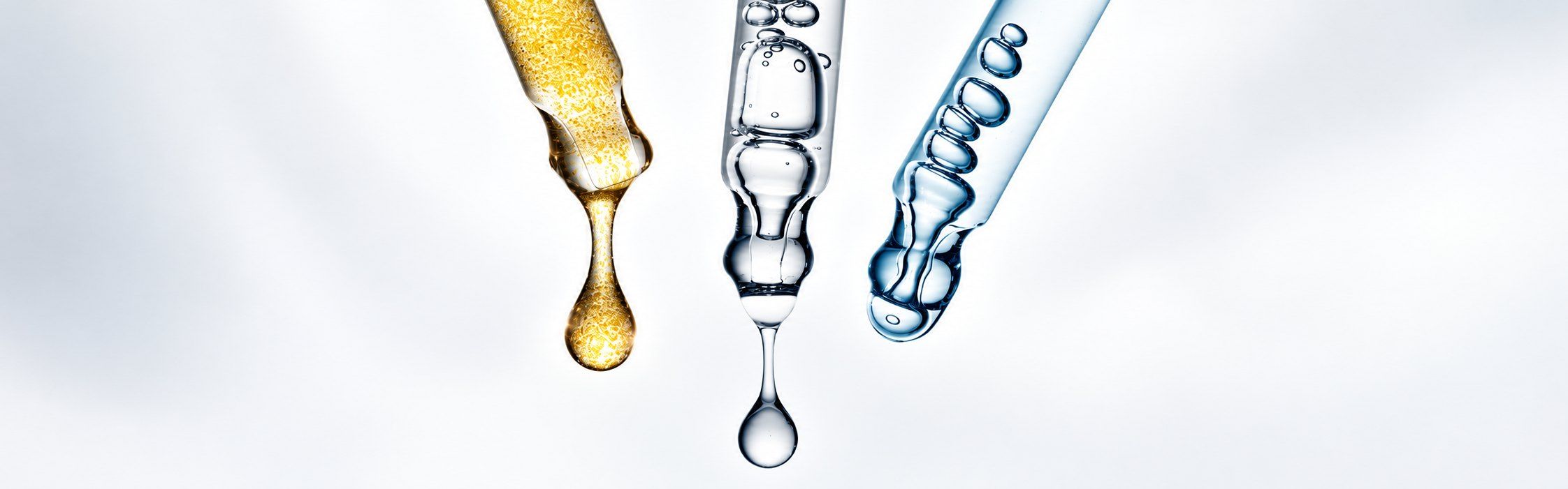 Üç damlalıktan süzülen serum damlaları